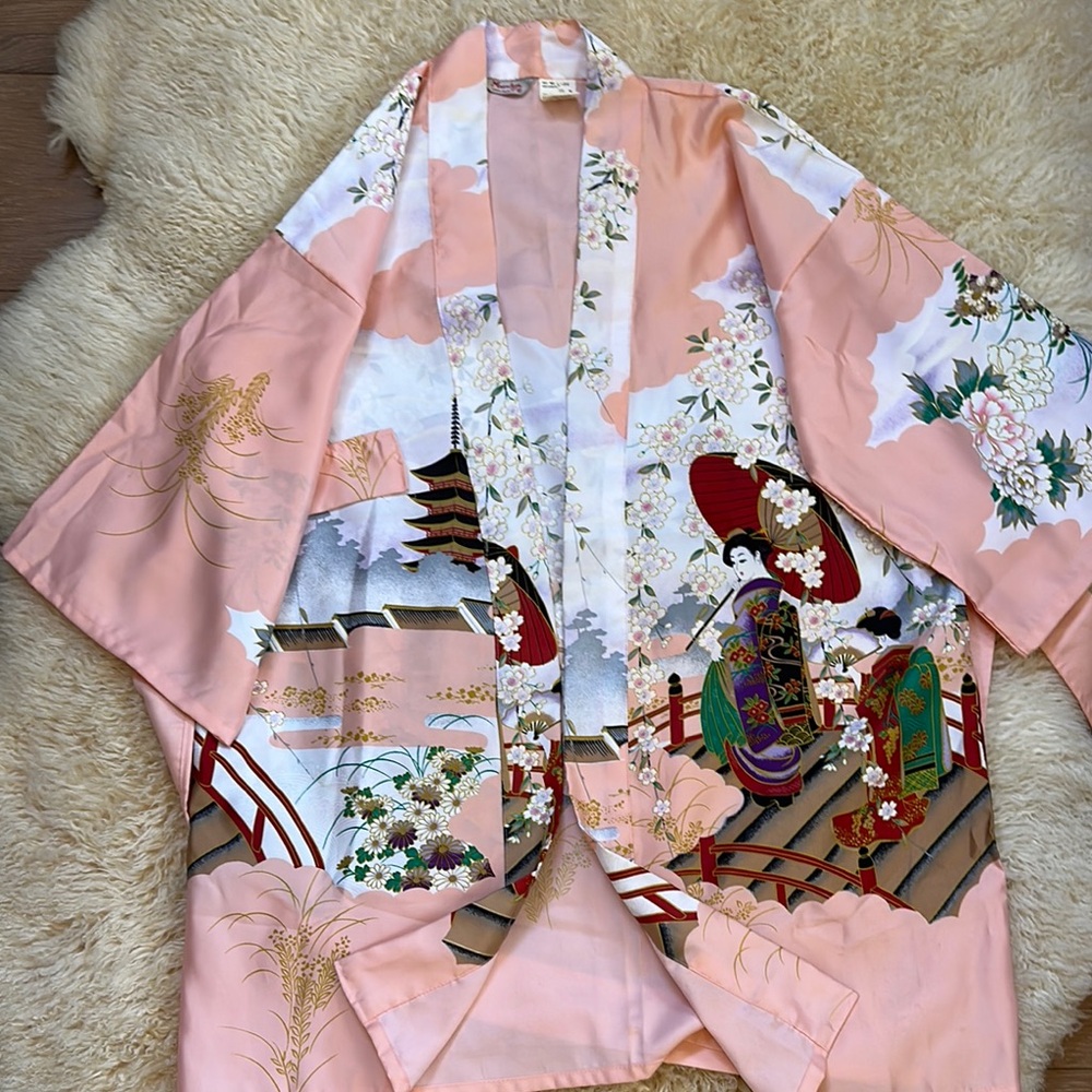 Vintage-Inspired Peach Floral Kimono Jacket with Geisha Motif - Picture 4 of 7